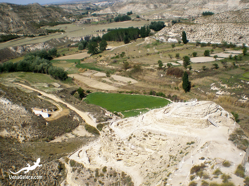 Vista desde arriba del yacimiento del Castellón Alto hacia paisajes de badlands