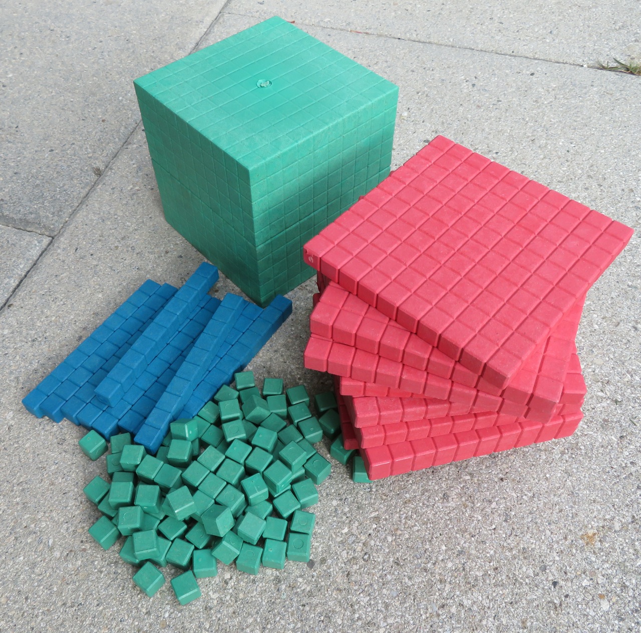 Dienes-Material in Montessorifarben