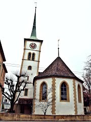 Schiefer Kirchenturm von Nidau