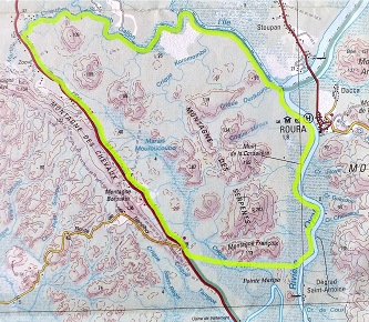 Carte IGN qui représente le quartier de Koromonbo délimité par un trait vert.