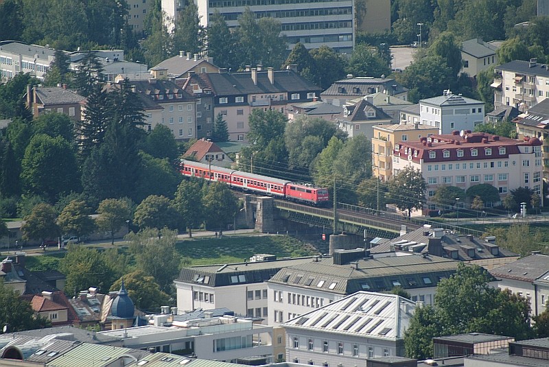 August 2003,  Einfahrt über die Salzach in den Bhf Salzburg