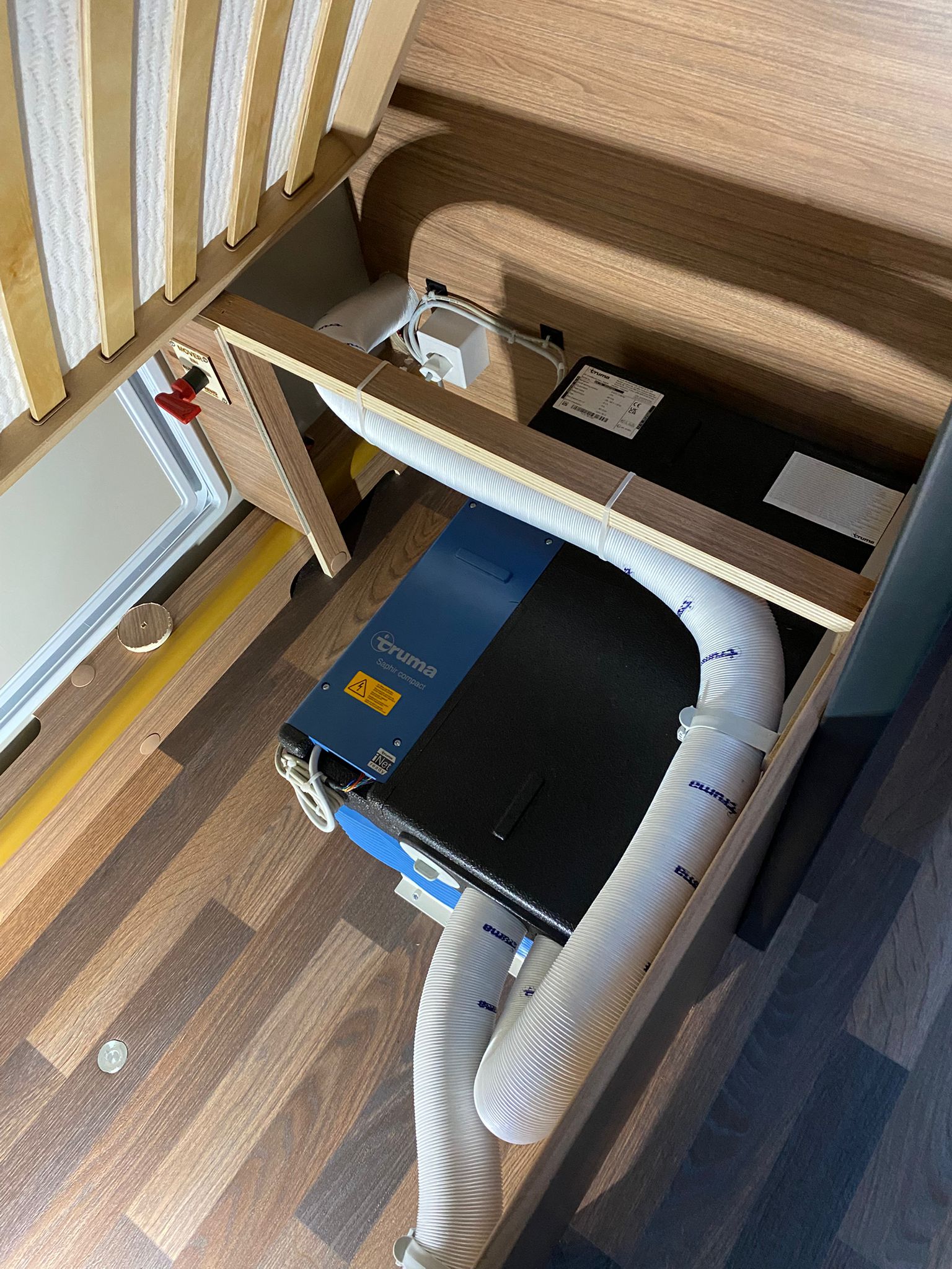 Einbau: Truma Saphir Compact Staukastenklimaanlage