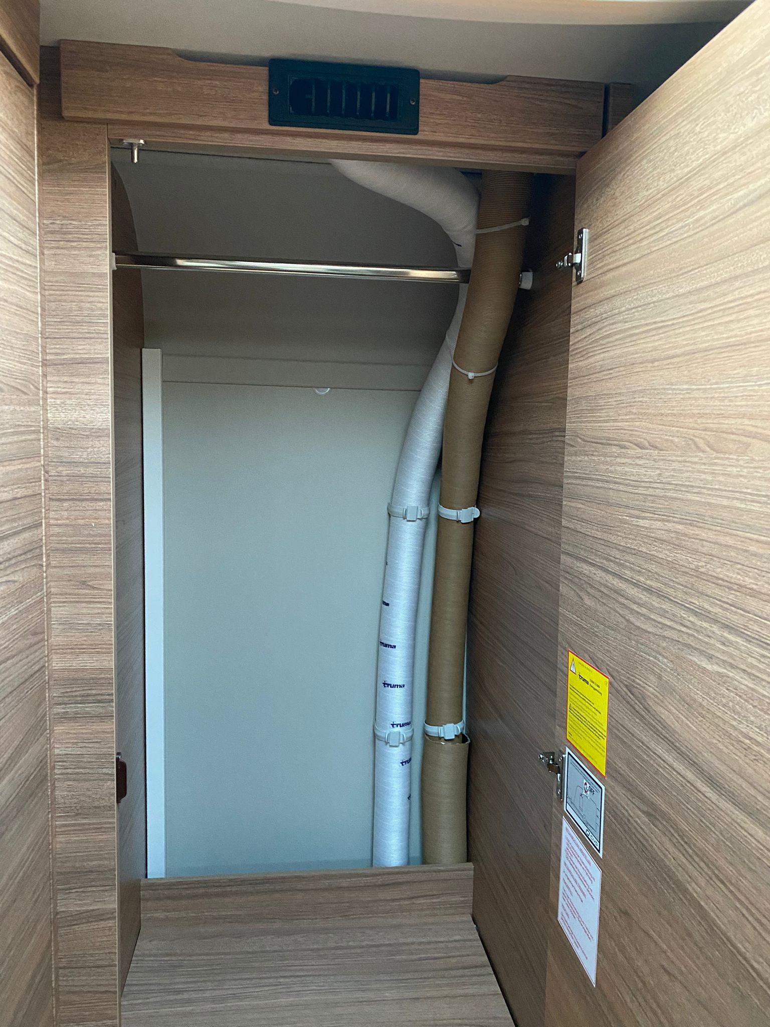 Einbau: Truma Saphir Compact Staukastenklimaanlage