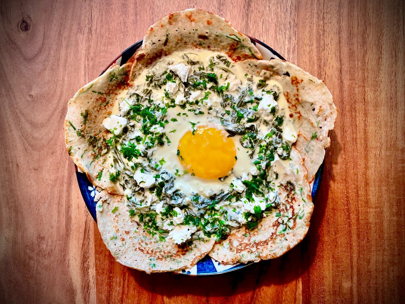 Buchweizenpfannkuchen mit Spinat-Feta-Füllung