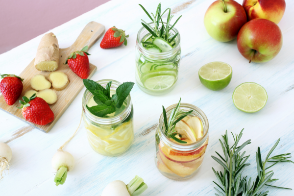 Plaisir des boissons aromatisées faites maison pour éviter la déshydratation