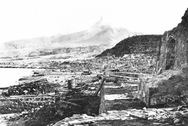 La ville de Saint-Pierre après l'éruption de la montagne Pelée. Sources: Photographies  A. Lacroix - 1902 