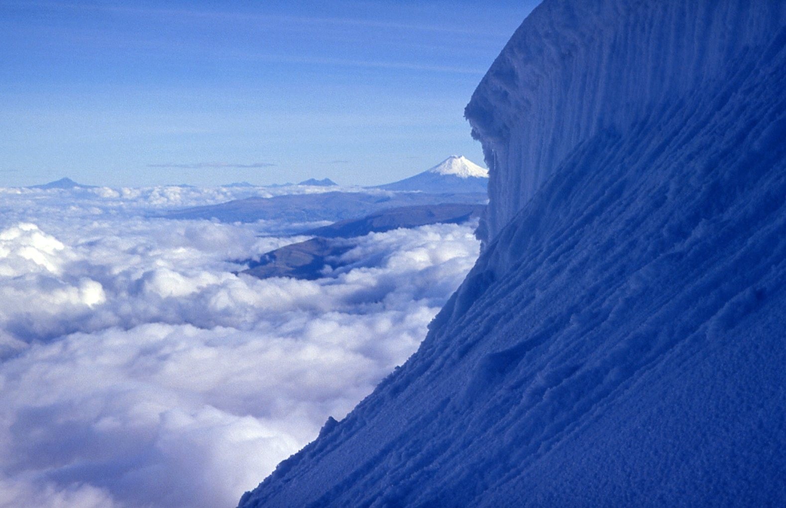 Aus der Höhe wirkt der Chimborazo klein - ewiges Eis überall