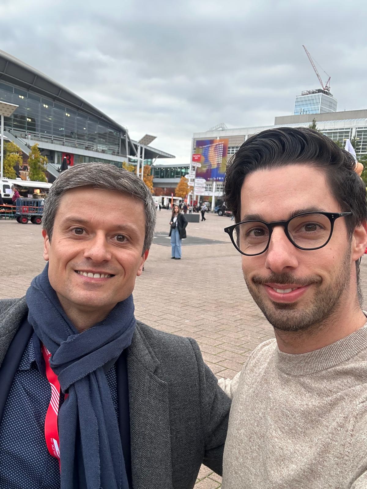 Dr. Peter Schäfer mit Investigativjournalist Sebastian Raviol