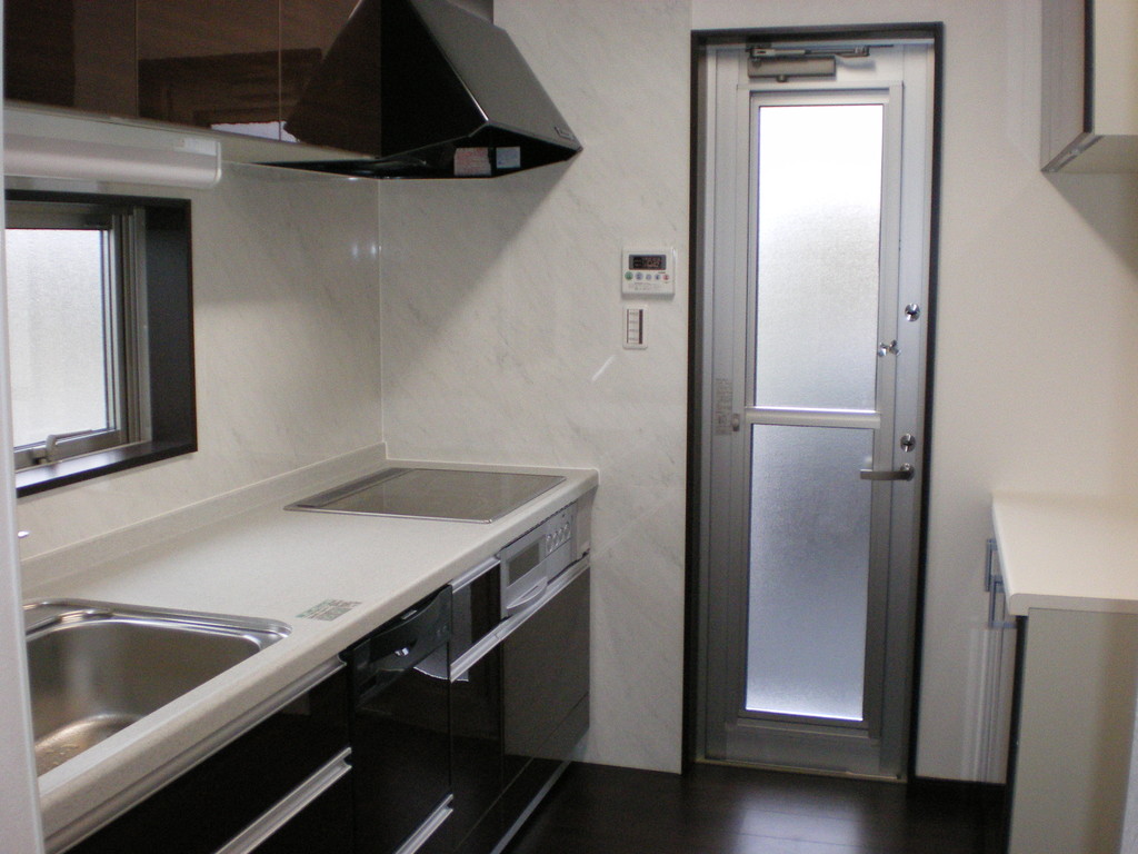 左システムキッチン　右キッチンとおそろいの棚と台