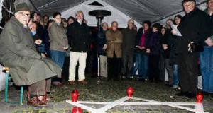 Vor einem Davidstern gedenken Bürger der ermordeten Juden. TV-Foto: Christoph Strouvelle Bernkastel-Kues. 