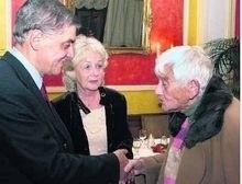 Die 93-jährige Rosa Mehn bedankt sich bei Romani Rose. In der Mitte Renate Khoschlessan. TV-Foto: Clemens Beckmann 
