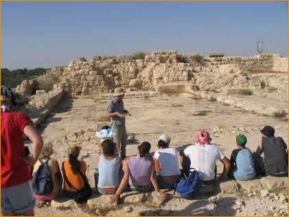 Die 2200 Jahre alte Synagoge wird uns erklärt 