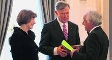 Als Präsent hatte Yaghoub Khoschlessan (rechts) Bundespräsident Horst Köhler und dessen Gattin einen edlen Wein in ebenso edler Verpackung mitgebracht. Foto: Annette Herrmann