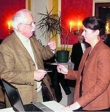 Susanne Y. Urban unterhält sich mit Heinz Grundhöfer, der sich mit dem Schicksal der Bernkastel-Kueser Juden beschäftigt. TV-Foto: Clemens Beckmann