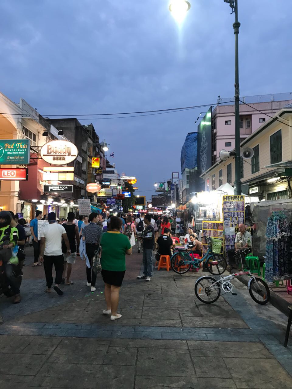 "Khaosan Road", der Sammelplatz der Backpacker und DIE Walking Street Bangkoks!