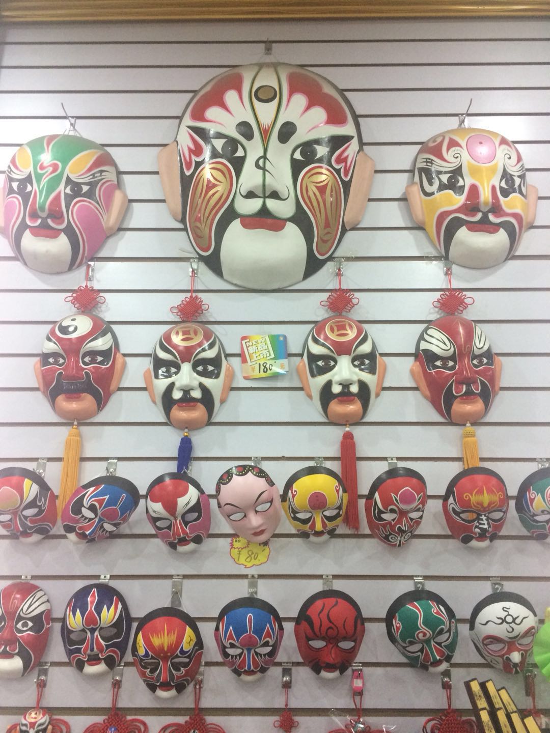 Wie auch in der "Sichuan Opera" werden gerne verrückte Masken getragen!