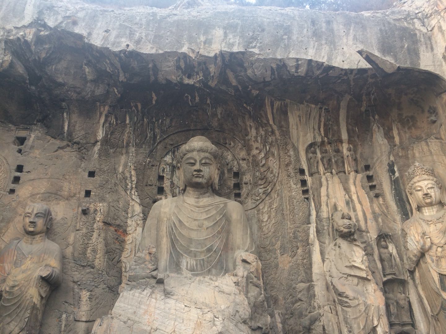 DIE Grotte - die Statue befindet sich weit oben im Felsen und ist dazu noch riesig!!!
