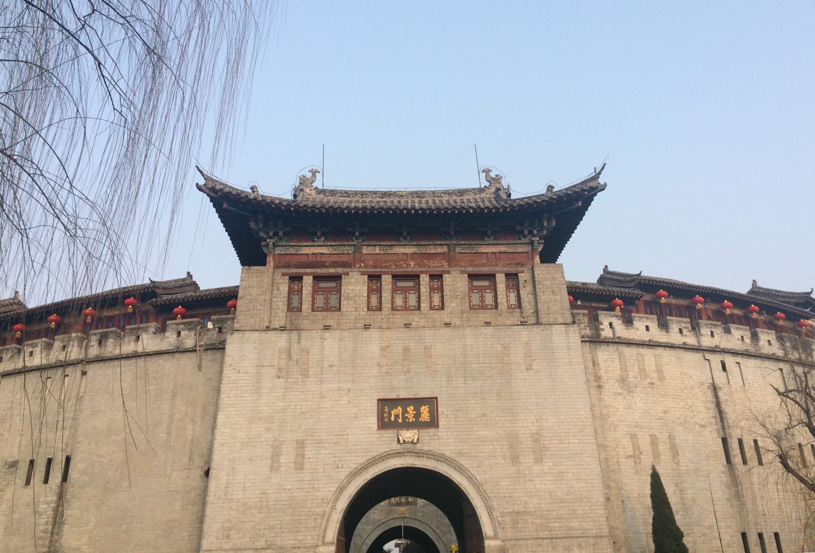Auch Luoyang hat eine gut erhaltene Stadtmauer...