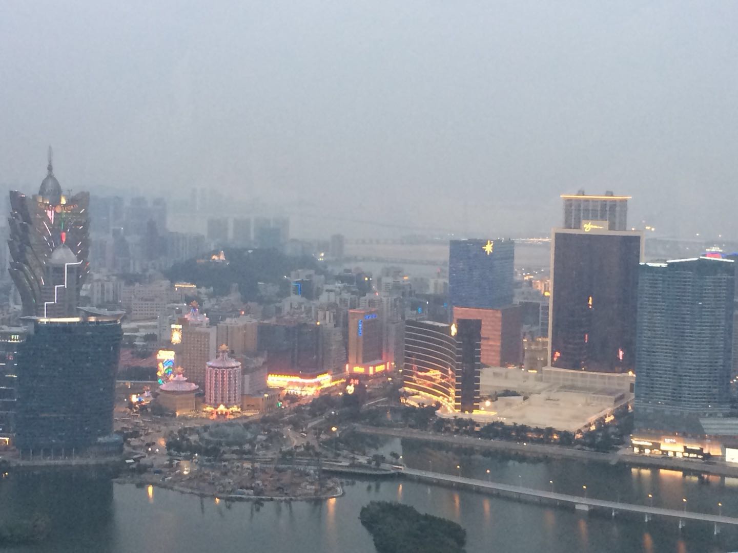 Ein Blick von oben auf's die abendliche "Spielhölle" Macau