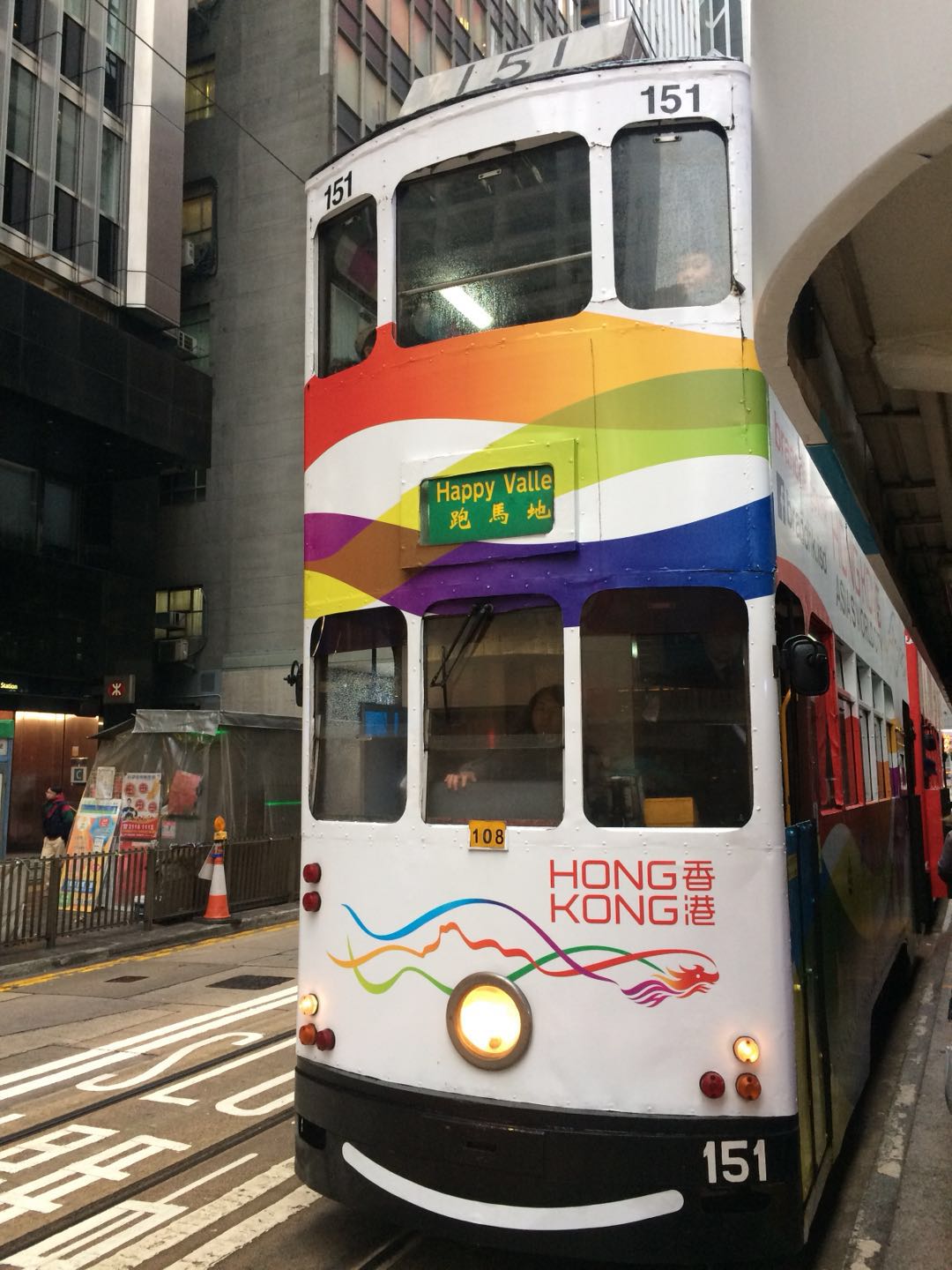 Die kleinen, alten Trams, die einen quer über Hongkong Island fahren ;)