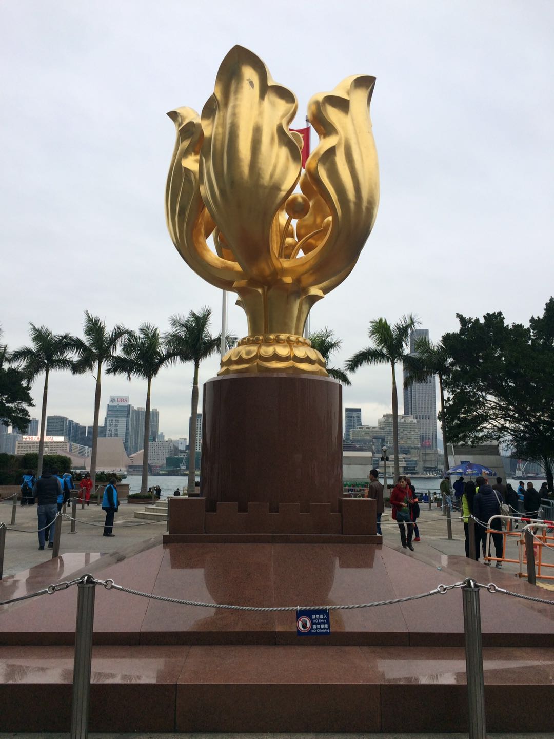 Golden Bauhinia Square - Hier sieht man alle Chinesen erst einmal ein Selfie machen! 