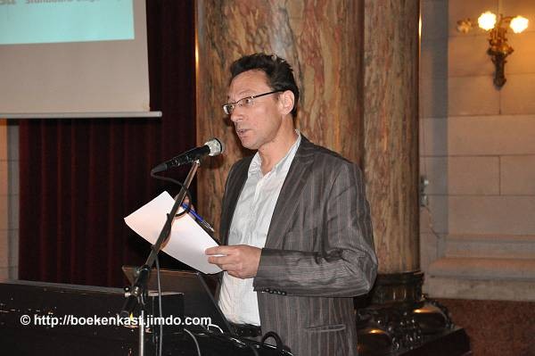 Peter Beyens van de Standaard Uitgeverij stelde het grote boek 'Kai-Mook' voor.
