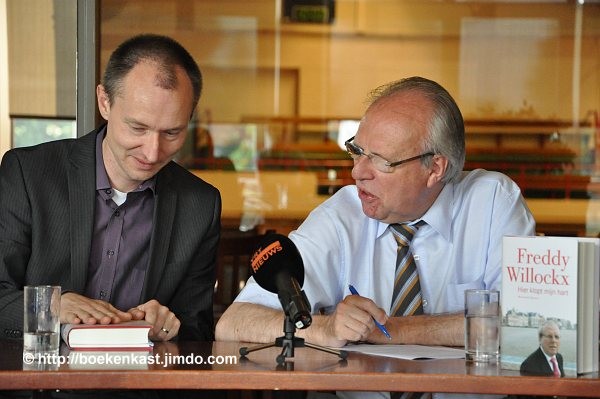 Uitgever Harold Polis en Freddy Willockx stelden het boek voor aan de pers.