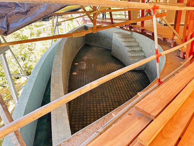 December 2023 - pool tiles laid, only the rim towards the house is missing; a task for January 2024