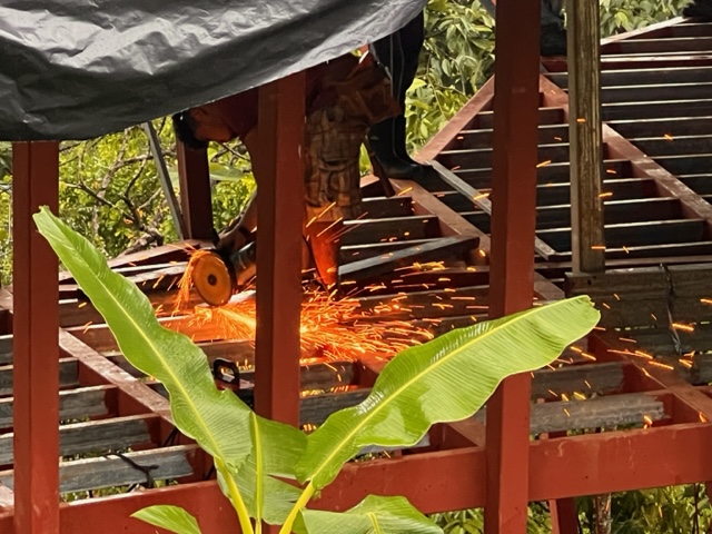 Juli 2023 - rainy season started. We are glad the first layer of the roof covers the workers