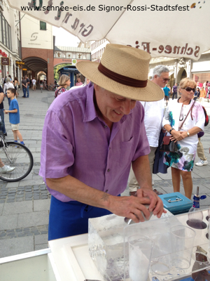 Sig. Rossi schabt den Eisblock und macht Schnee...