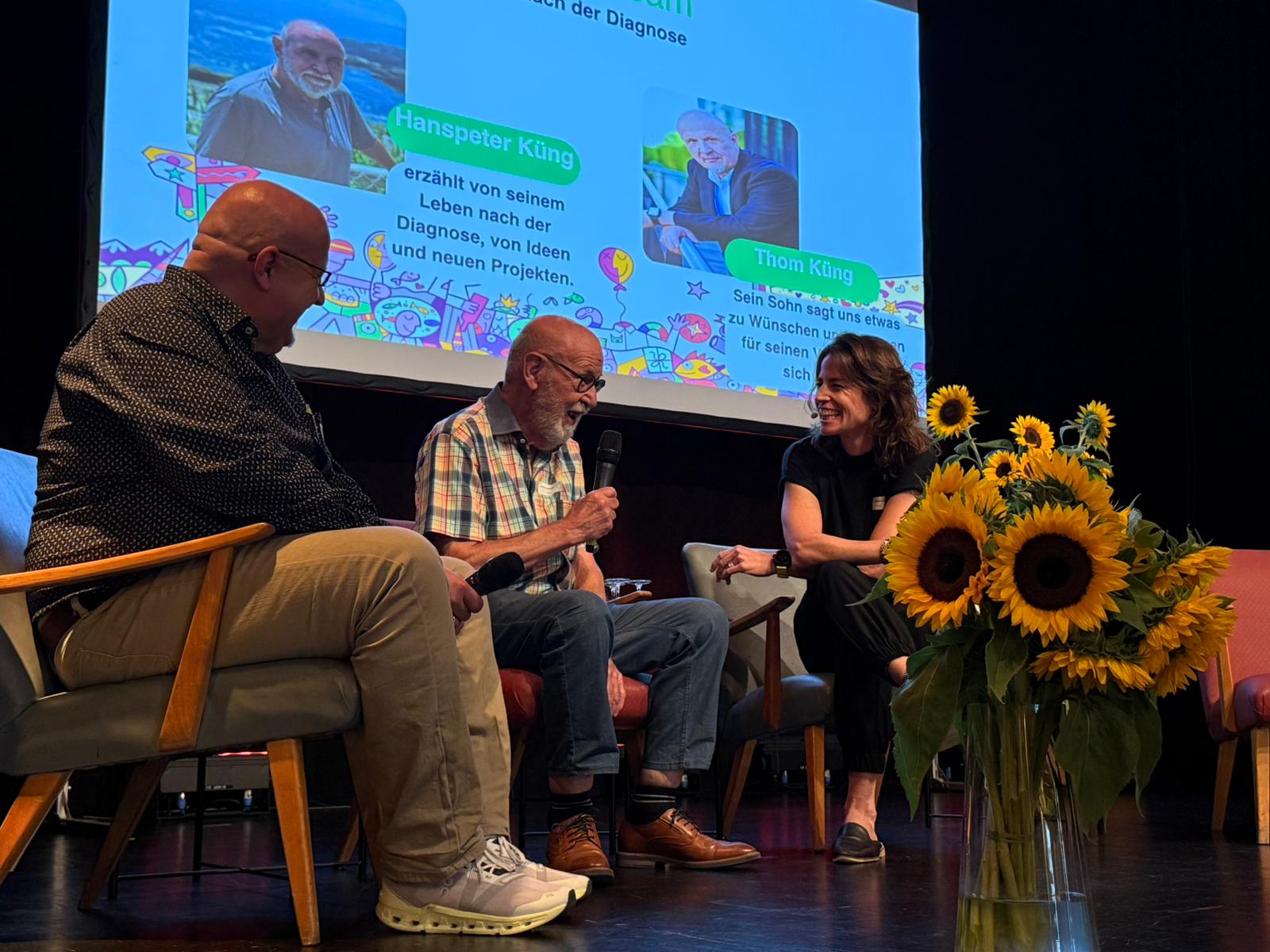 "Jeannine, du hast das Demenzmeet Zürich 2025 mit so viel Herz, Humor und Feingefühl moderiert. Du hast die Beiträge zu einem großen Ganzen verbunden und eine warme, inspirierende Atmosphäre geschaffen – wir waren alle begeistert!".