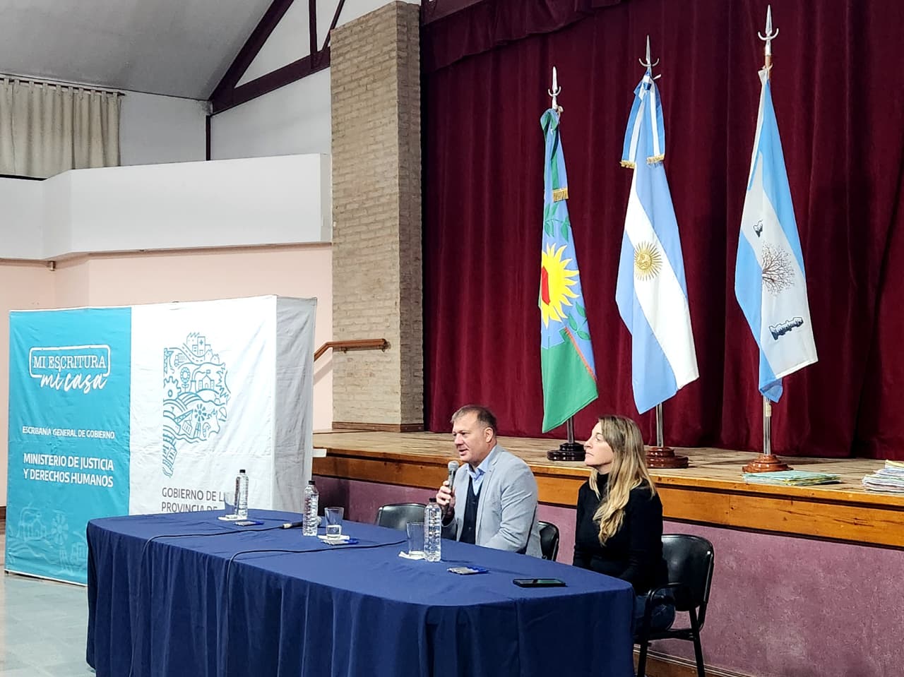 Diego Reyes encabezó un nuevo acto de firma de escrituras para familias e instituciones del distrito.
