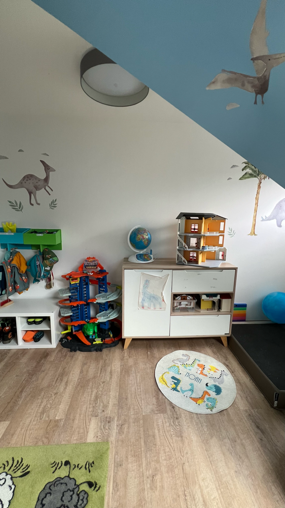 Hier ist die Wand nun leerer und mehr Licht vom Fenster