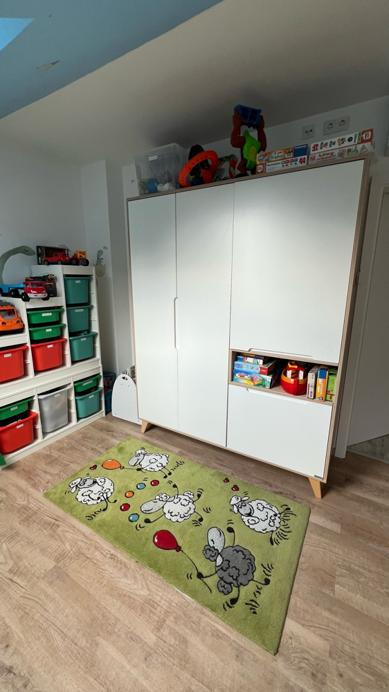 Jetzt steht der Schrank und das Kistenregal. So bleibt einem mehr Platz zum Spielen