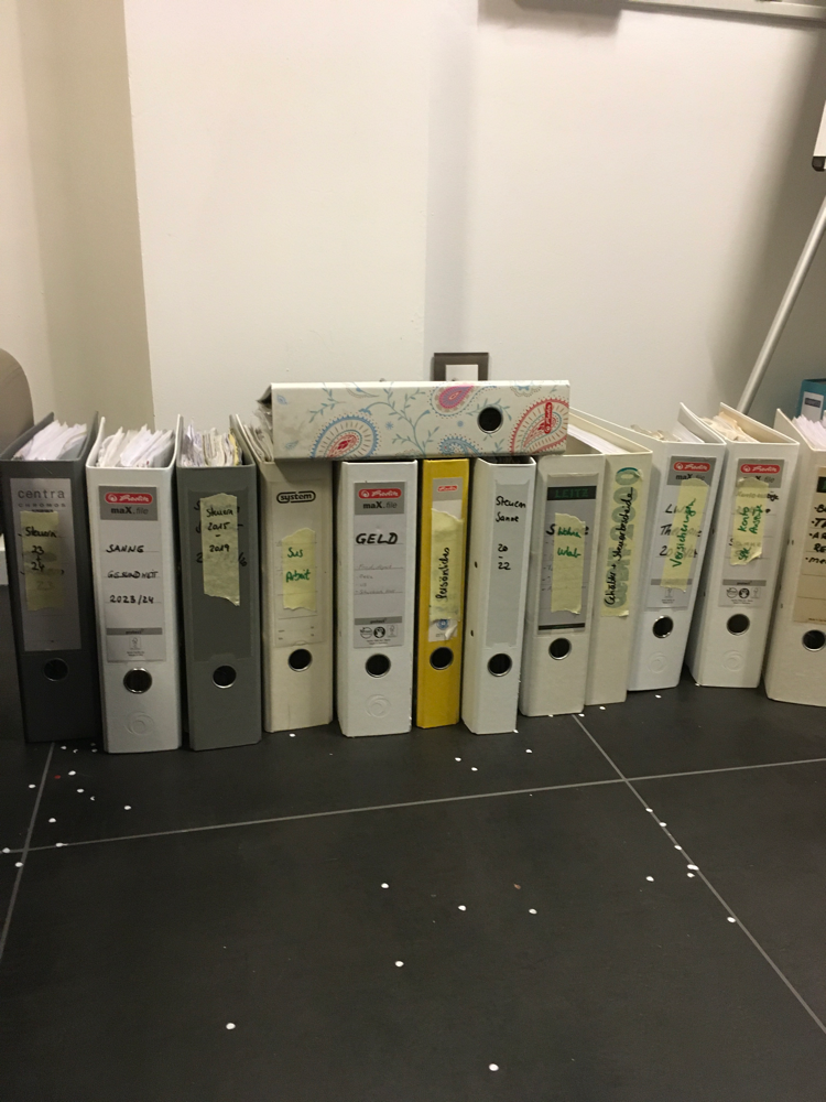 Aus viele lose Zettel wurden Ordner