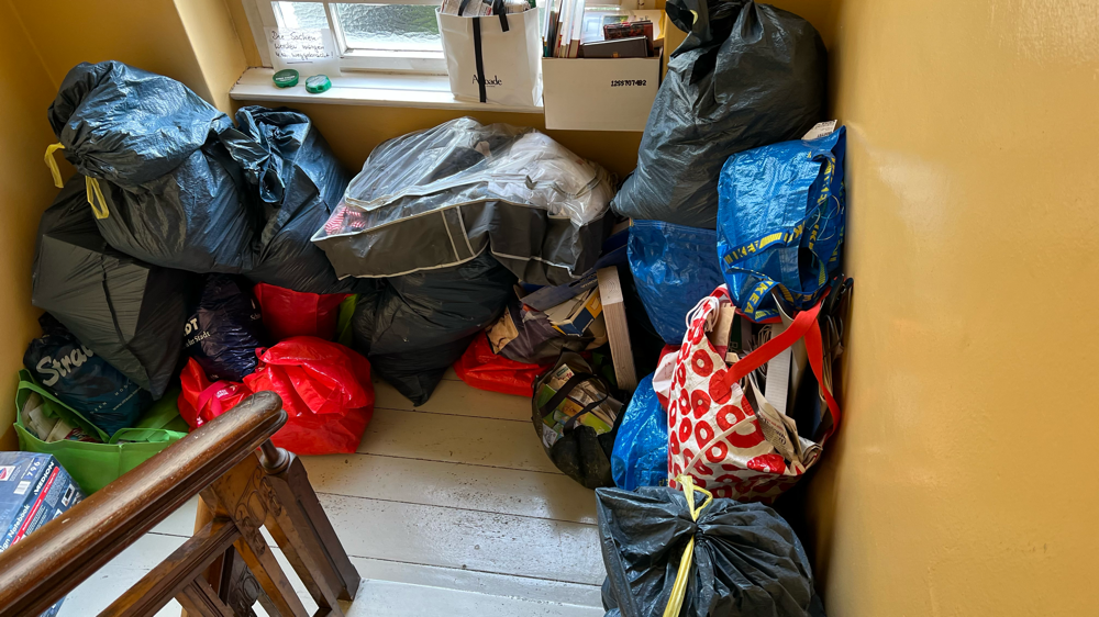Im Treppenflur lagerten wir die Sachen für Spenden und Müll.