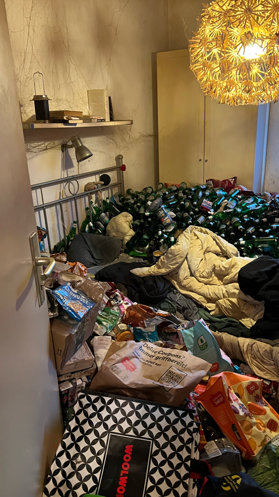 Leere Bierflaschen drohen einzustürzen