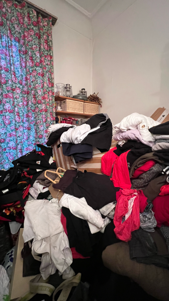 Da alles in der Wohnung voll war, fing ich Sachen auf den Schrank zu schmeißen um zu sortieren