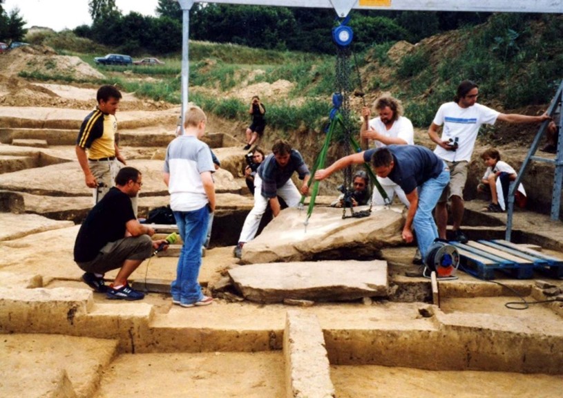 Die Öffnungs des Steinkistengrabes (etwa 150 m weiter)