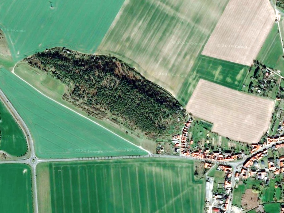 Auf der Südseite sind Privatgärten mit Laube, ganz im Westen befindet sich ein kleiner Weinberg.