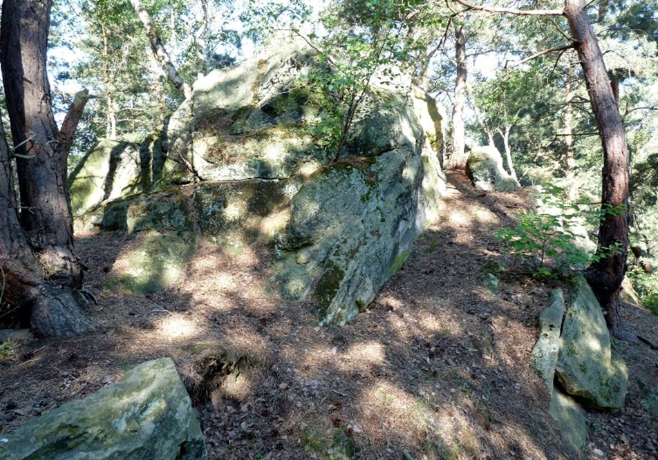 Der Felsen steigt leicht stufenförmig von Westen her an.