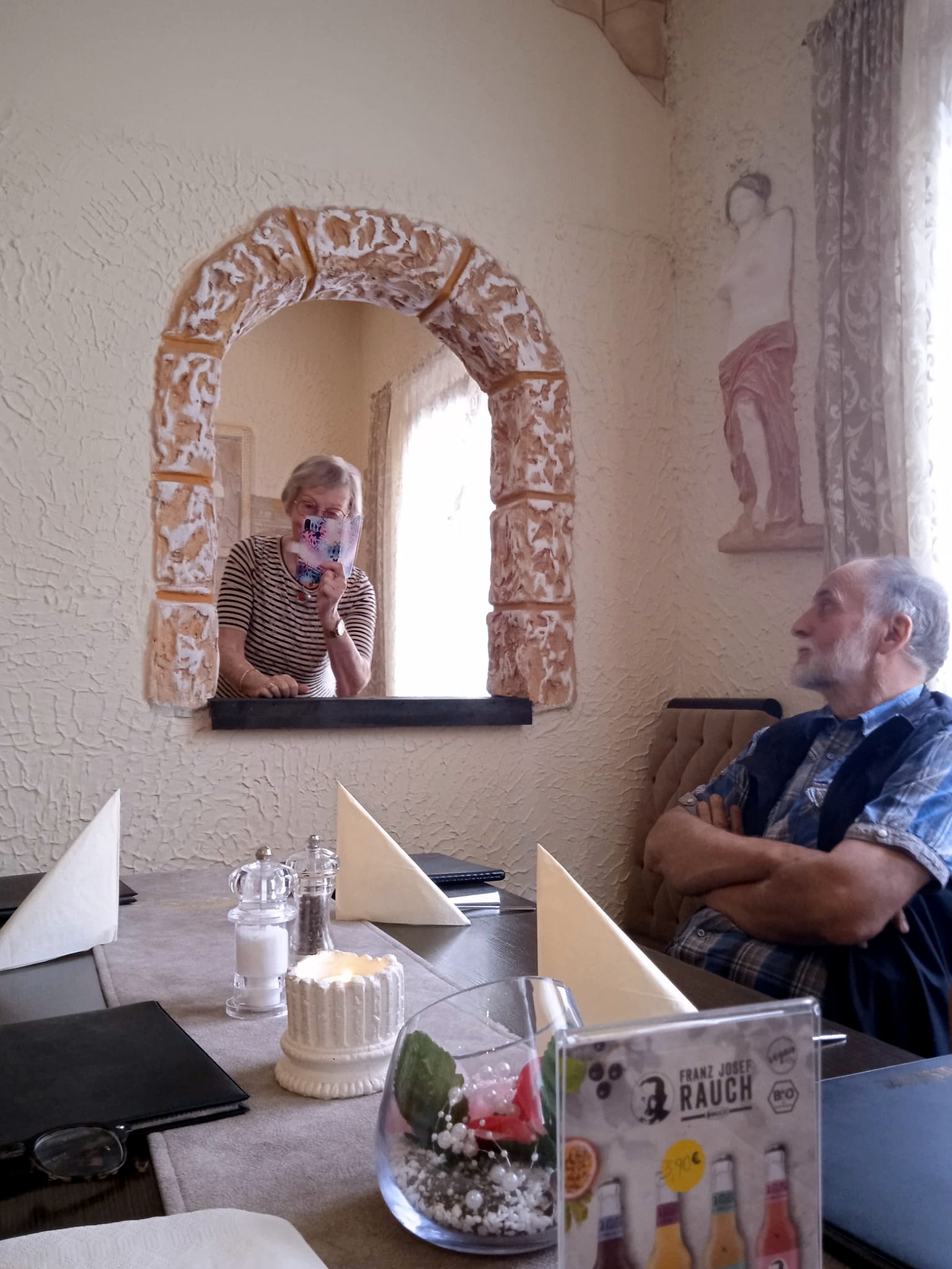 Ingrid fotografiert im Lokal