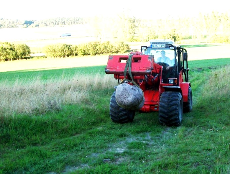 Beim Bau der B6n wurde auch dieser Feldweg zurück gebaut un der Stein wieder versetzt.