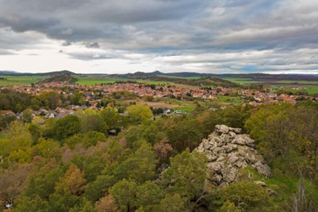 Das ist ein Drohnenfoto von oben auf die Kuckucksklippe.