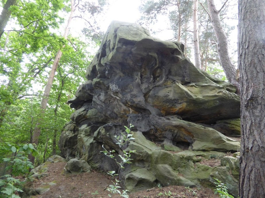 Auf der linken Seite hat der Felsen diese offene Struktur.