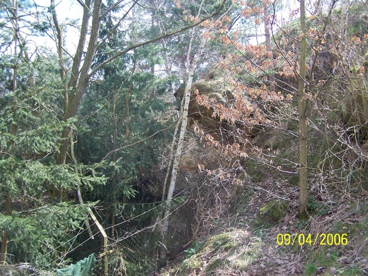 Häuserlücke nach Süden hin mit dem Rest des Felsens 