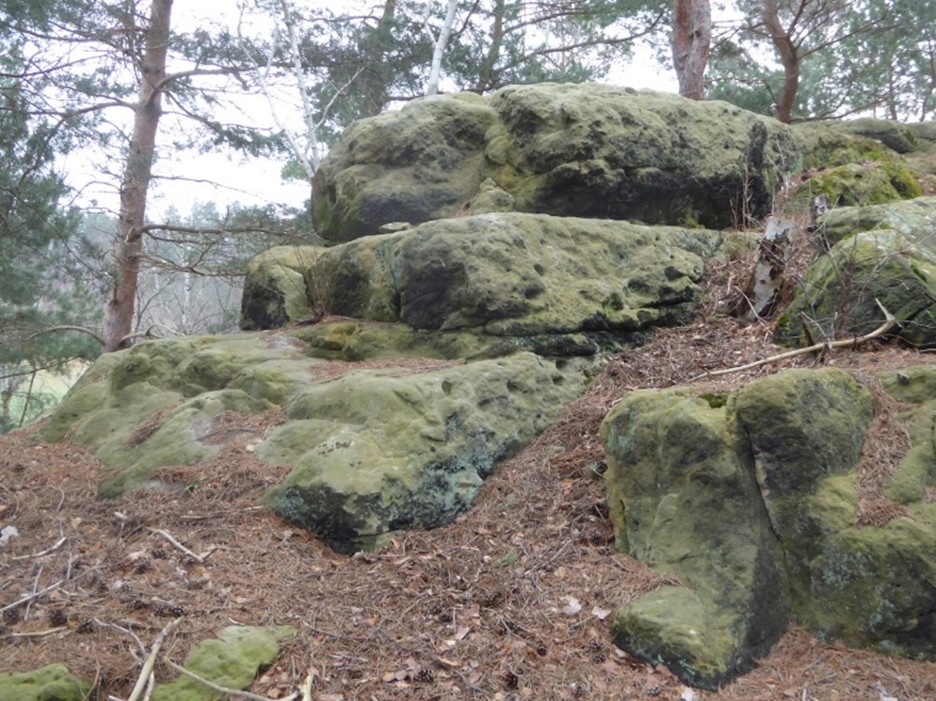 Die Felsen sind stellenweise stark beritzt und geformt.
