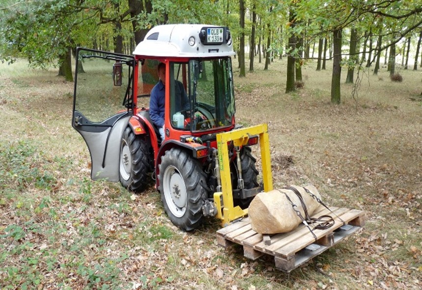 Der Winzer Kirmann half uns mit seiner Technik und brachte den Stein zu seinem Platz.