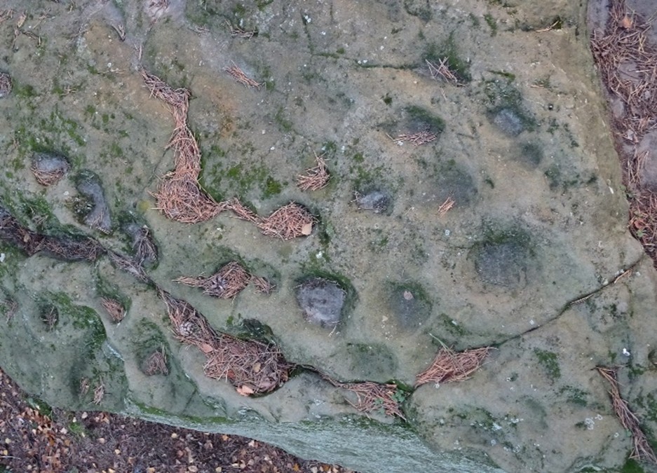 Auf dem oberen Felsen sind Näpfchen zu finden, etwa 30.