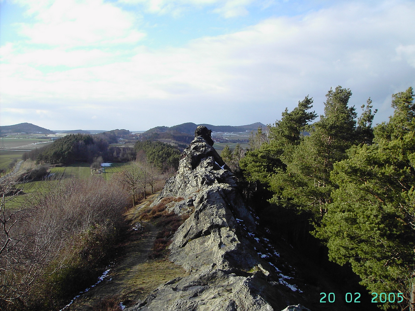 Foto (2005) zeigt die gleiche Lage, die Berge sind bewaldet 